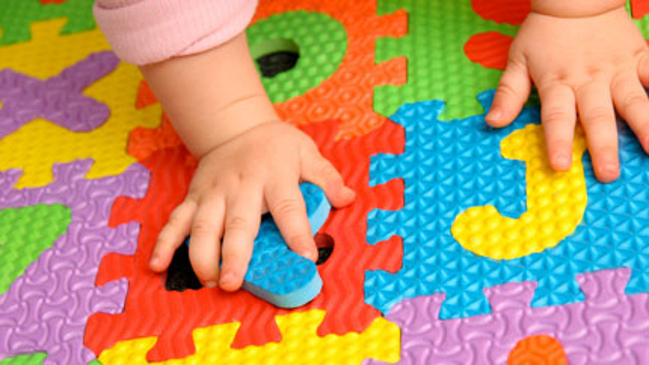 Due mani di un bimbo che giocano