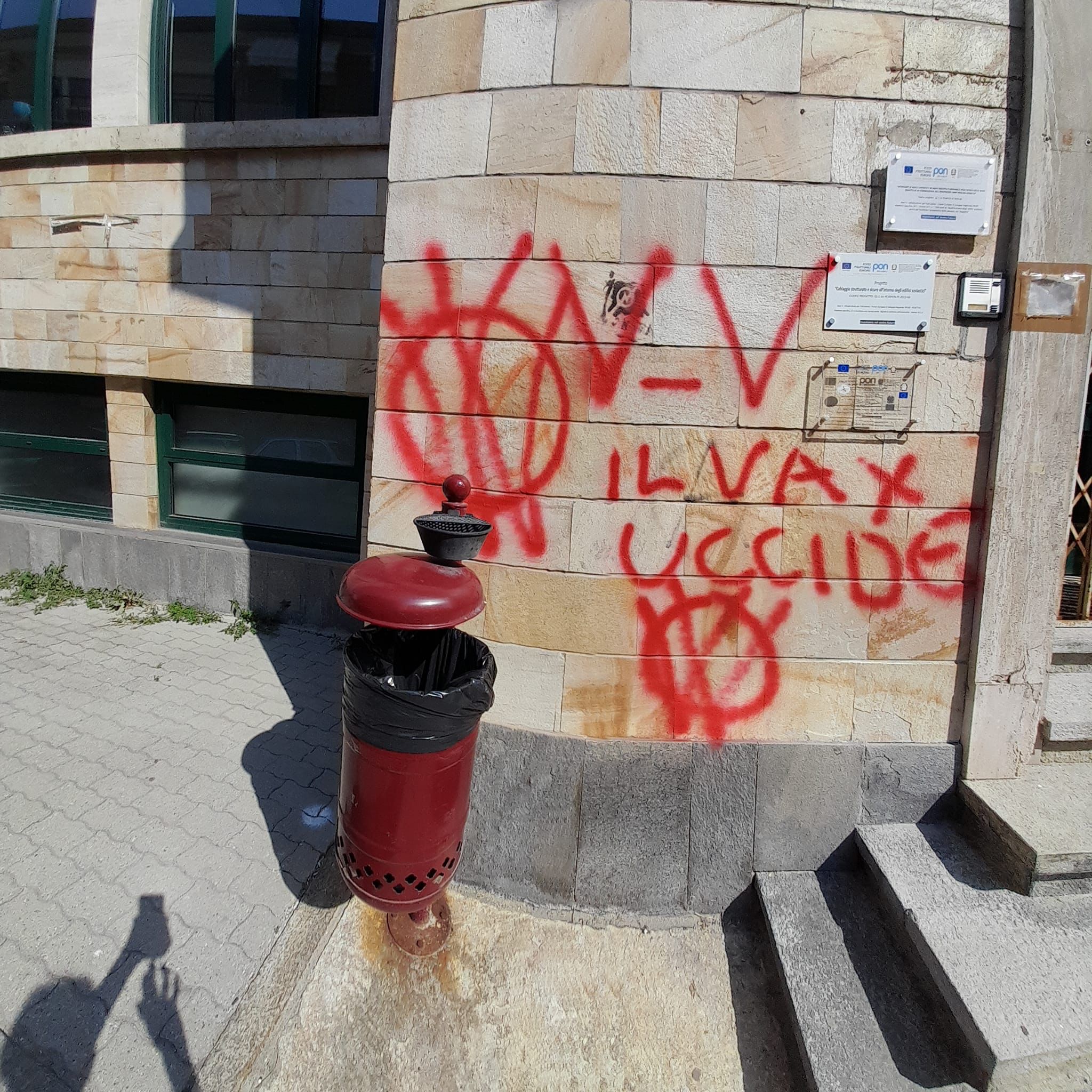 Le scritte di fronte alla scuola