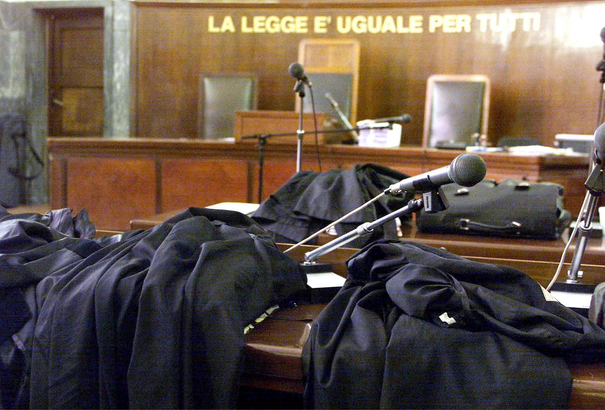 Toghe di avvocati in aula di tribunale