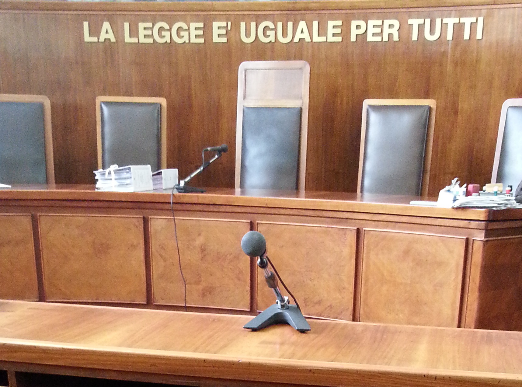 Aula di tribunale vuota