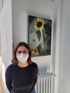 Roberta com il quadro del girasole donato alla fisiatria del Santa Croce