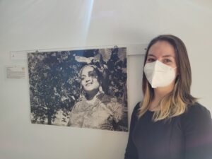 Sofia con la fotografia donata alla fisiatria del Santa Croce