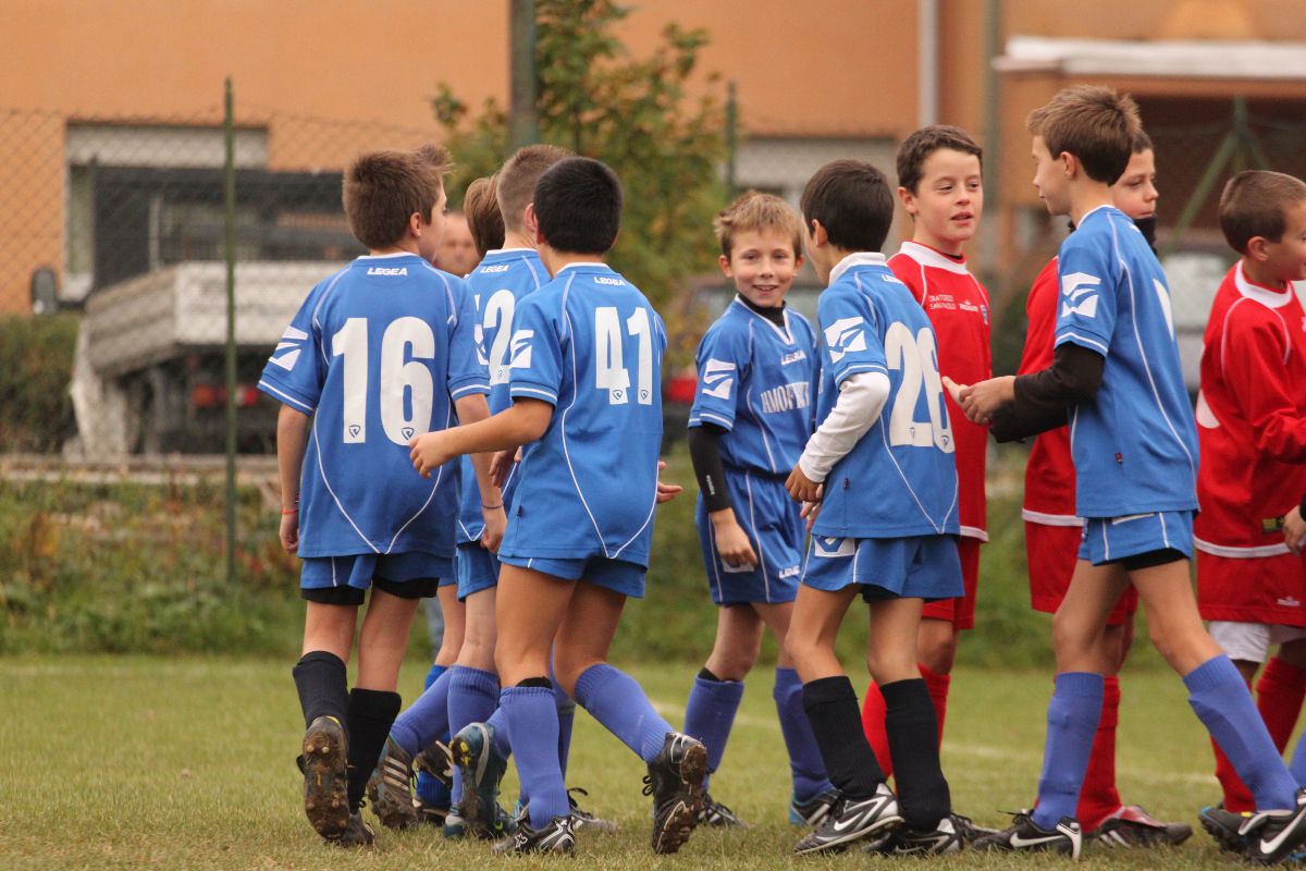 Bambini che giocano a calcio
