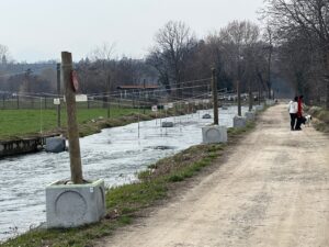 I blocchi di cementodella canoa nel parco fluviale