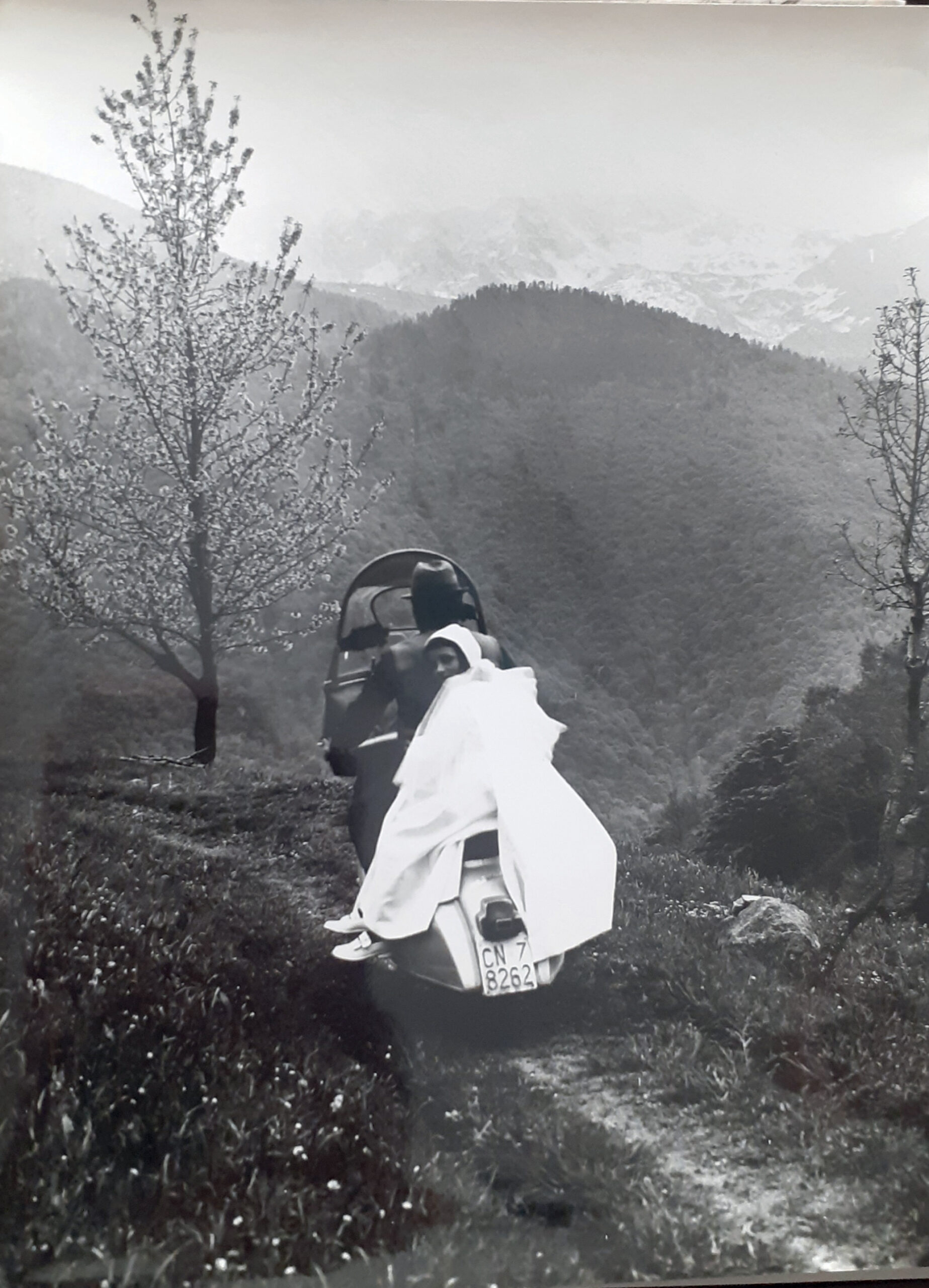 Michele Pellegrino - Bambina in vespa col padre