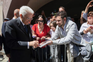 Sergio Mattarella firma autografi ai cuneesi