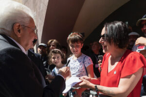 Sergio Mattarella firma autografi ai cuneesi