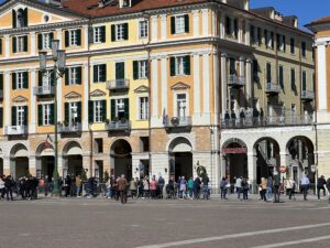 Visita Mattarella, cuneesi sotto il balcone di Casa Galimberti