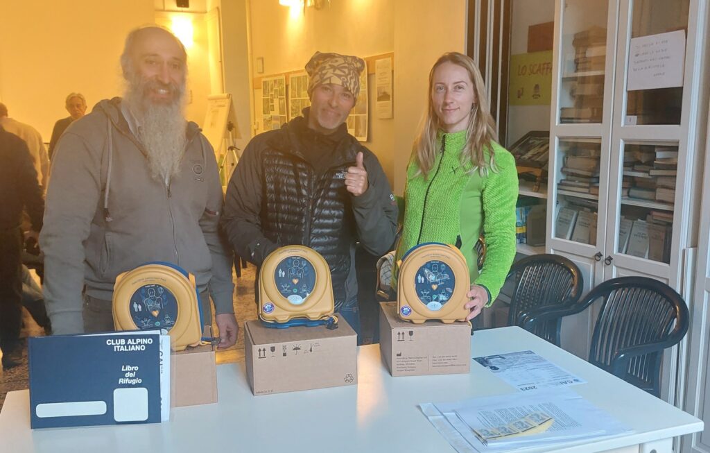 La consegna dei defibrillatori ai gestori dei rifugi Bozano, Genova e Pagarì