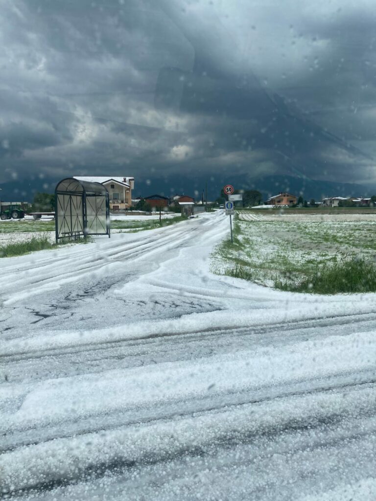 Campi e strade ricoperti di ghiaccio in pochi secondi