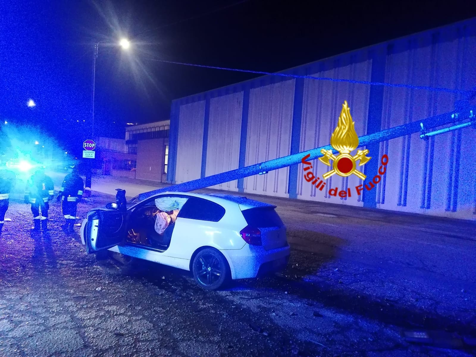 Canale, auto contro palo elettrico