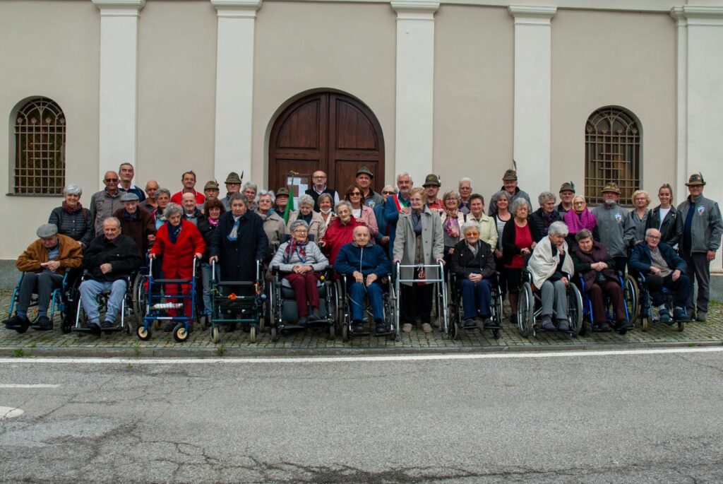 Peveragno Alpini consegna materiale casa di riposo