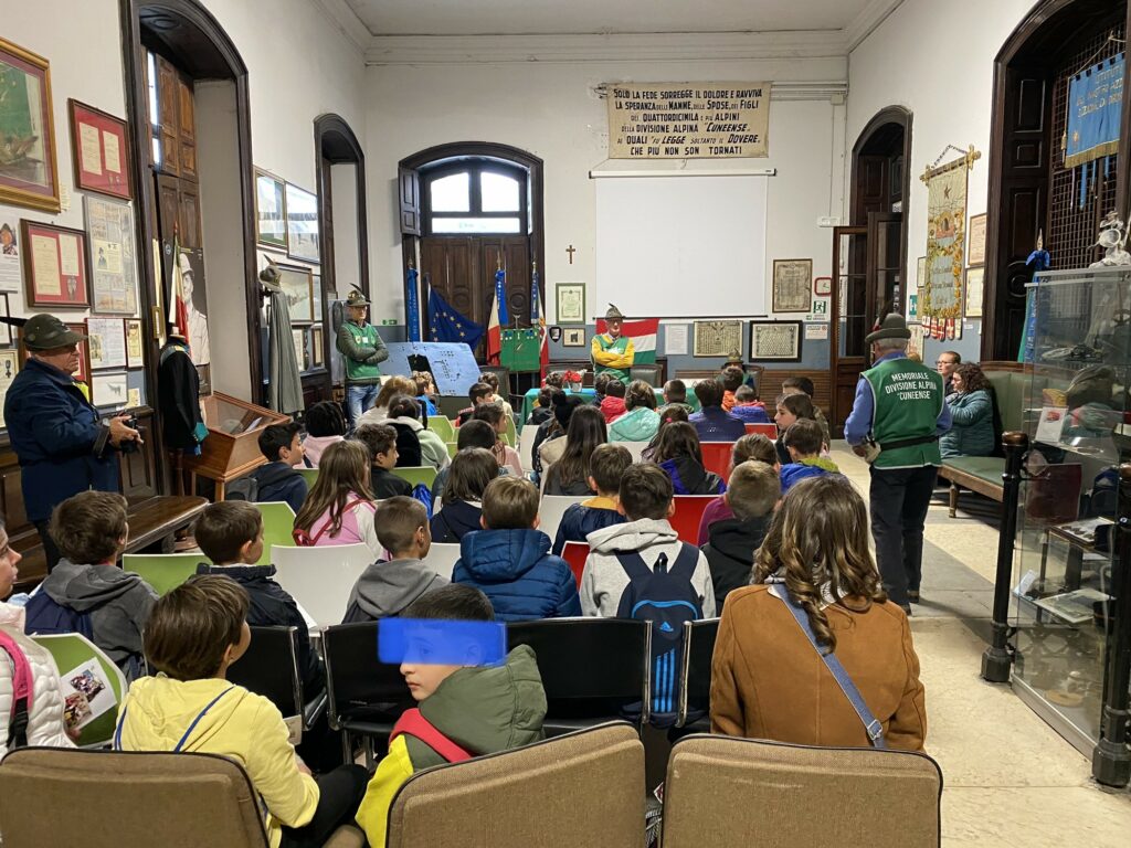 bambini di Bernezzo e Boves al Memoriale degli alpini