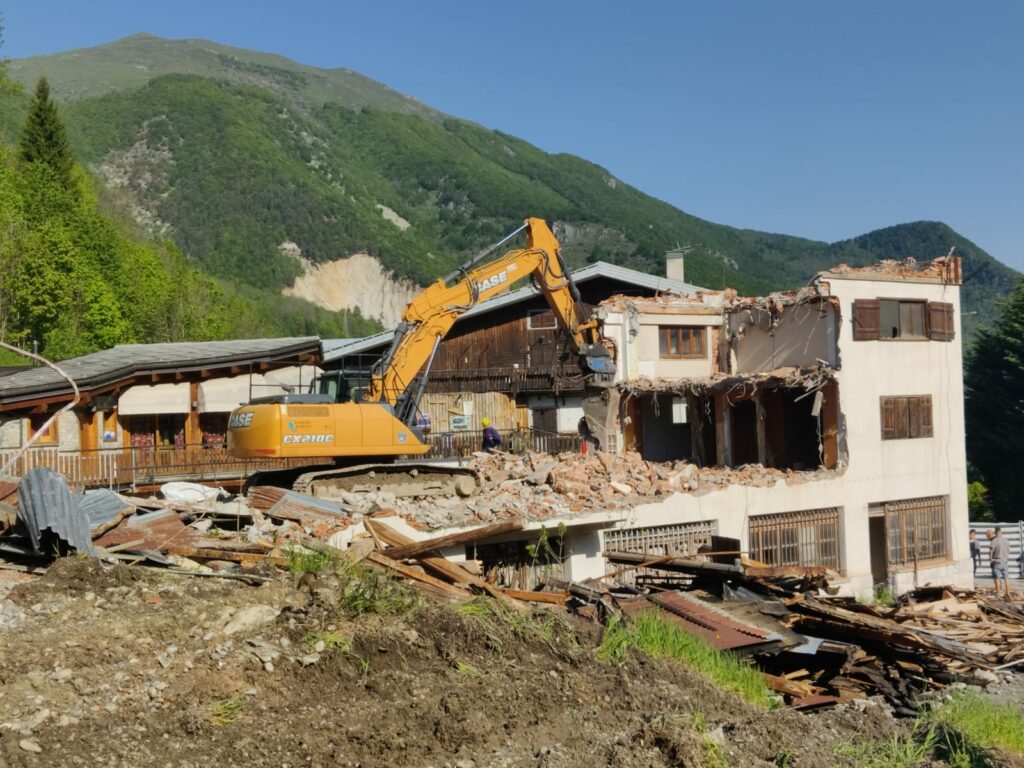 La demolizione della partenza della seggiovia