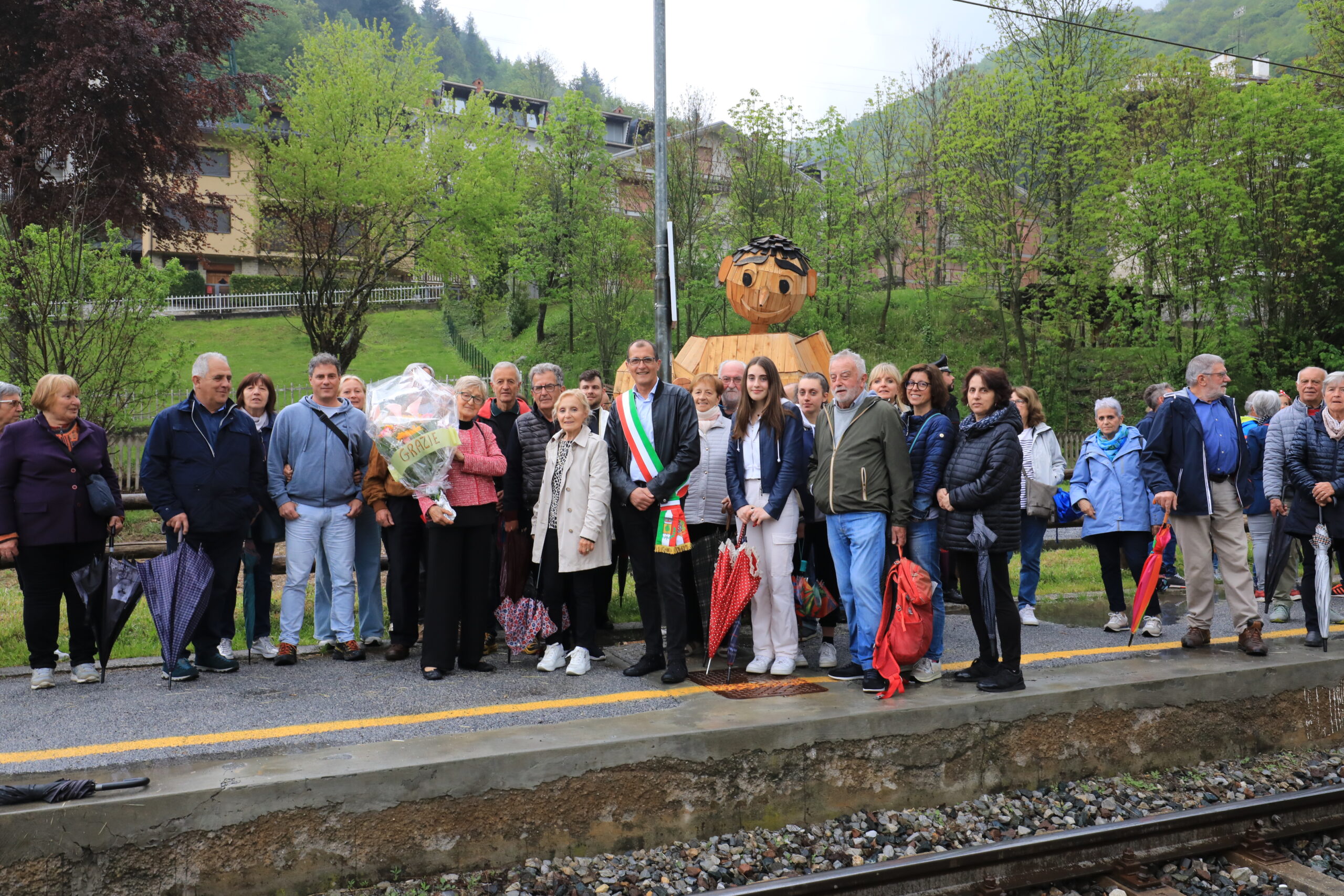 Il pubblico presente all'inaugurazione del Pinocchio dedicato a Meo