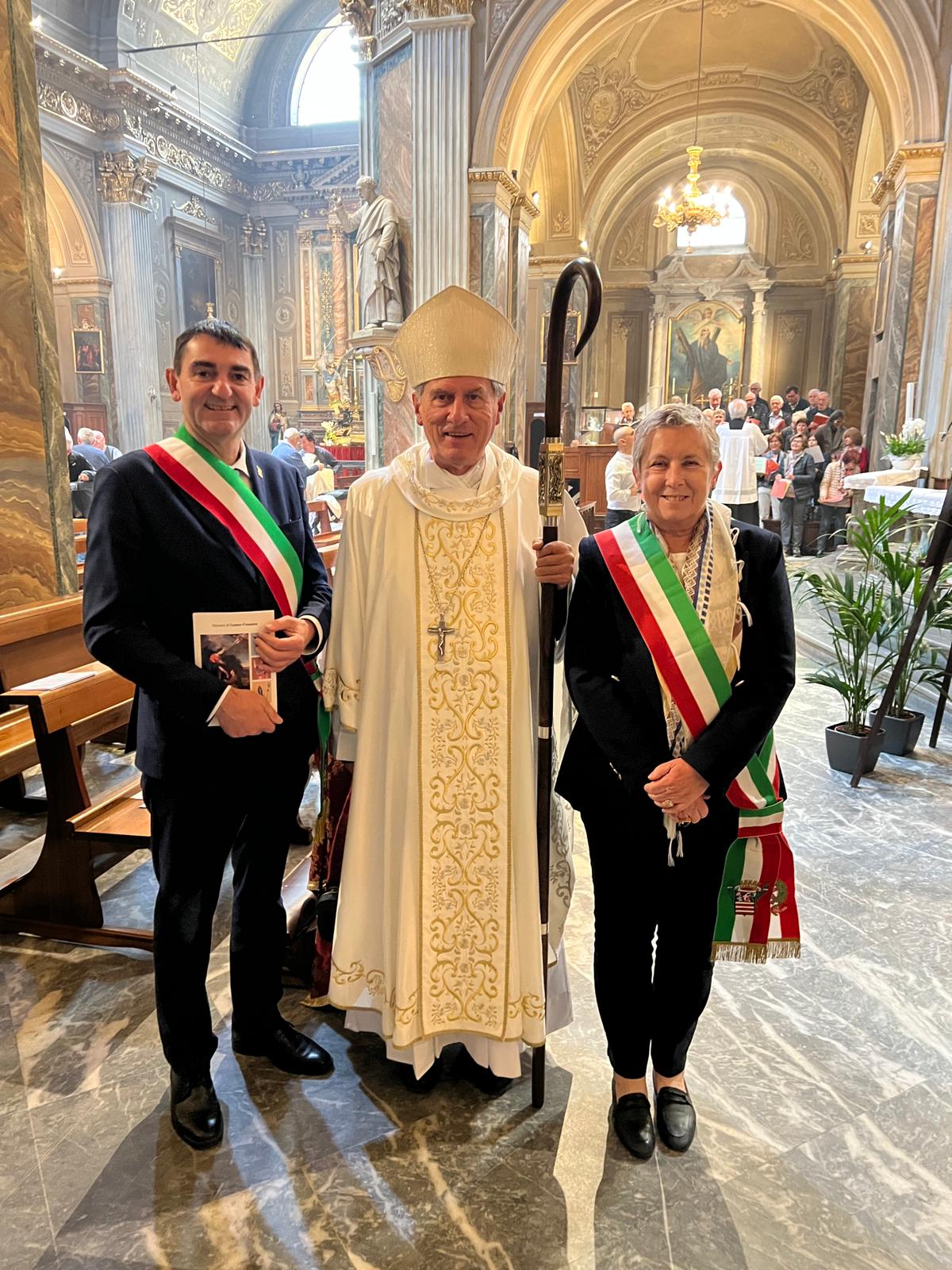 Il Vescovo Piero Delbosco con i sindaci di Cuneo, Patrizia Manassero, e di Fossano, Dario Tallone