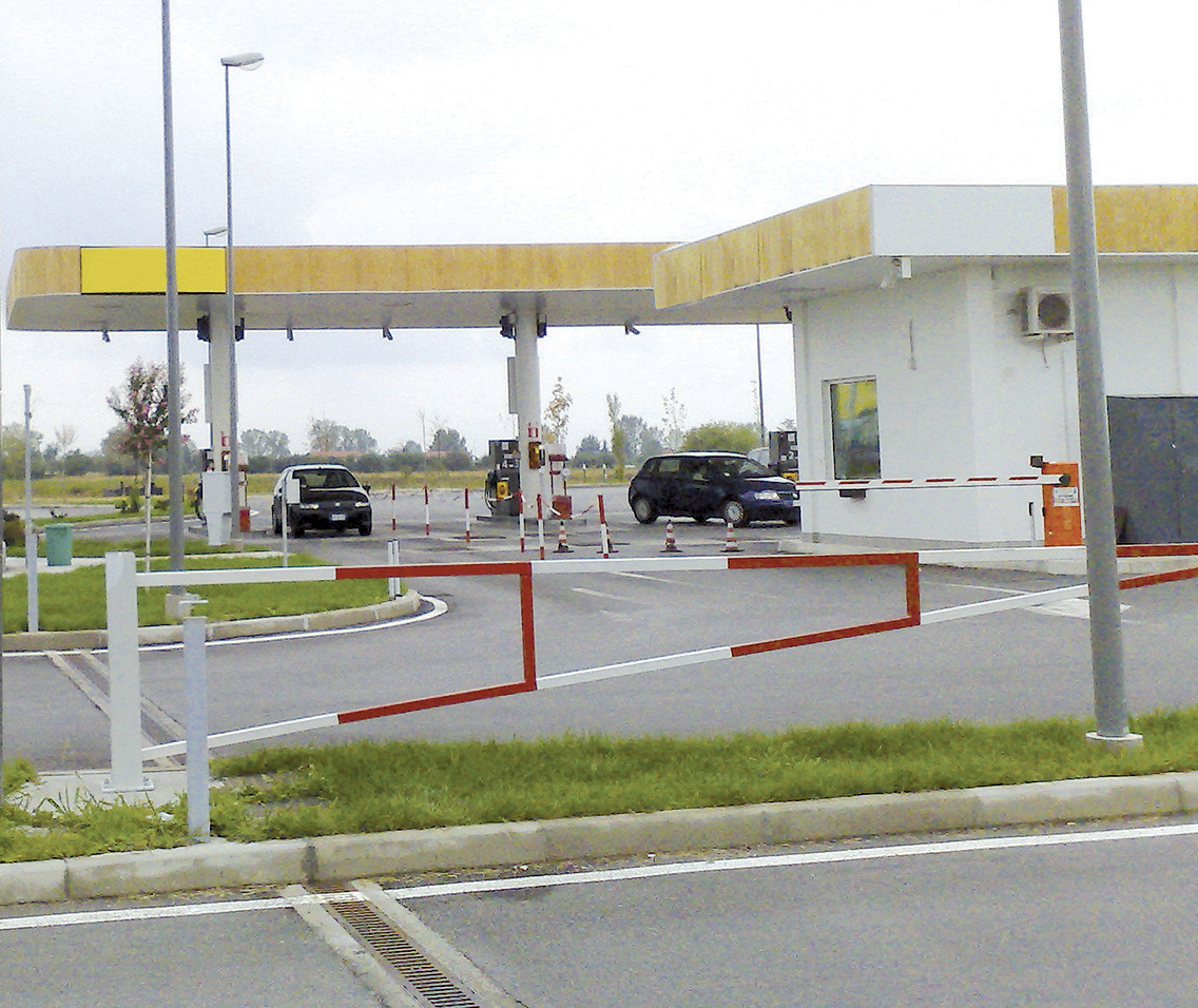 pompa di benzina ex auchan