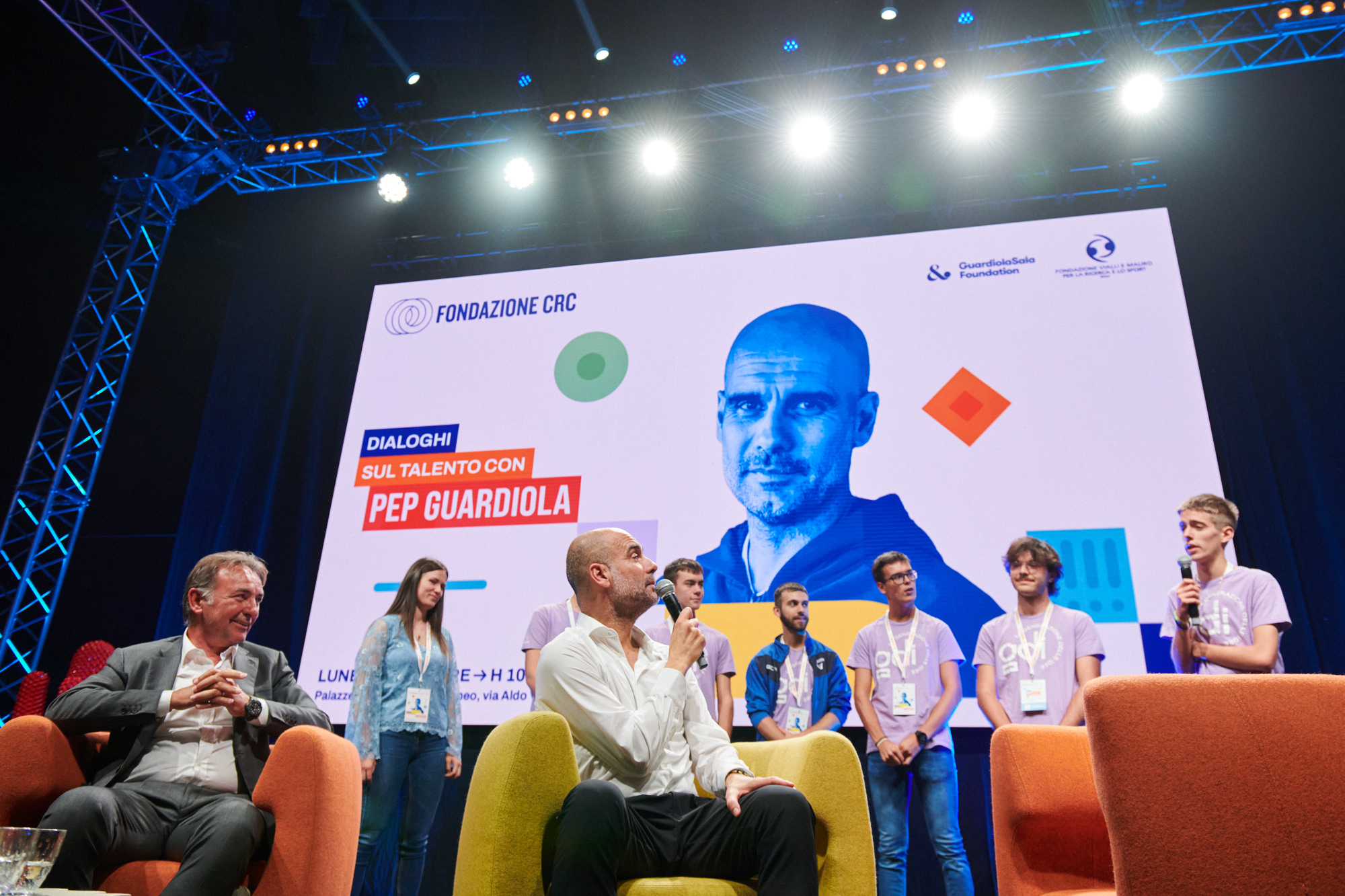 Un momento del dialogo tra Pep Guardiola e i ragazzi del progetto “La Generazione delle Idee” di Fondazione CRC (foto: Silvia Pastore)