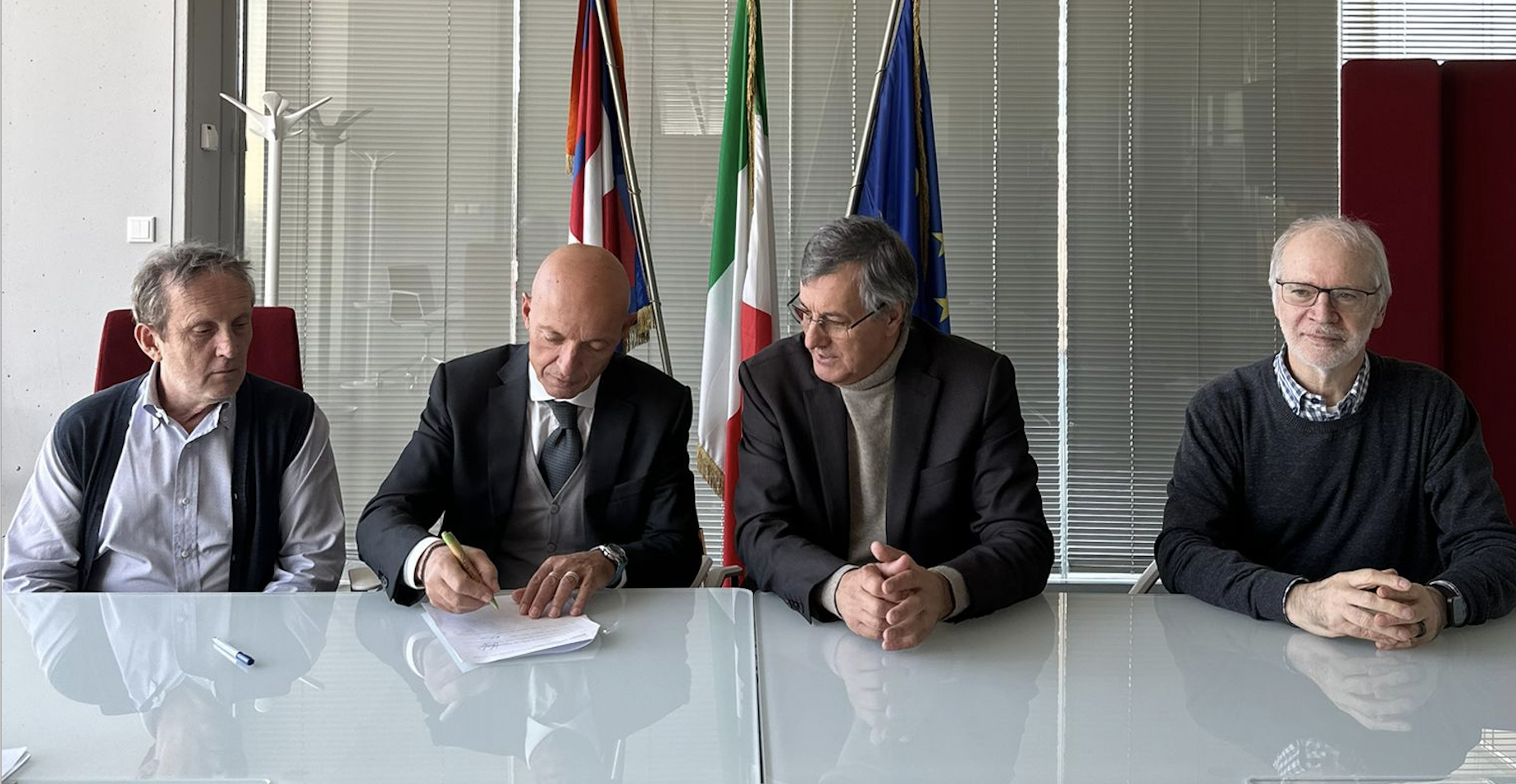 Firma accordo per i vaccini in farmacia