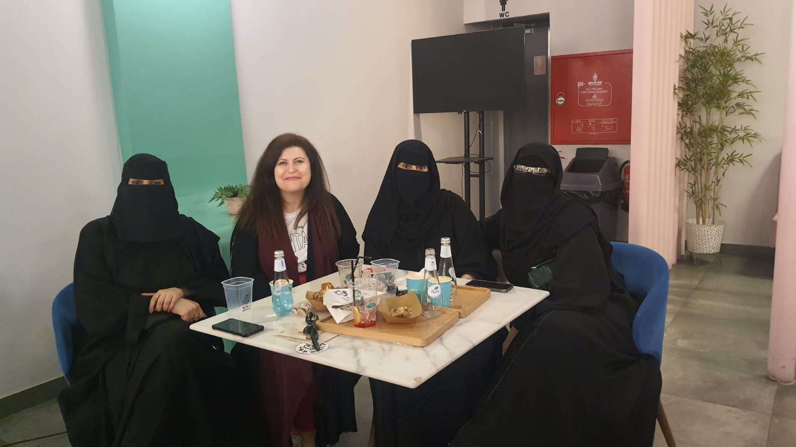 Elena Grasso con donne saudite