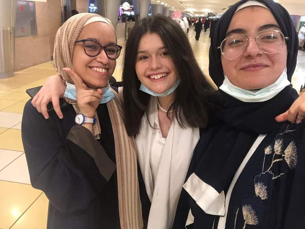 Carlotta Falzone con ragazze saudite