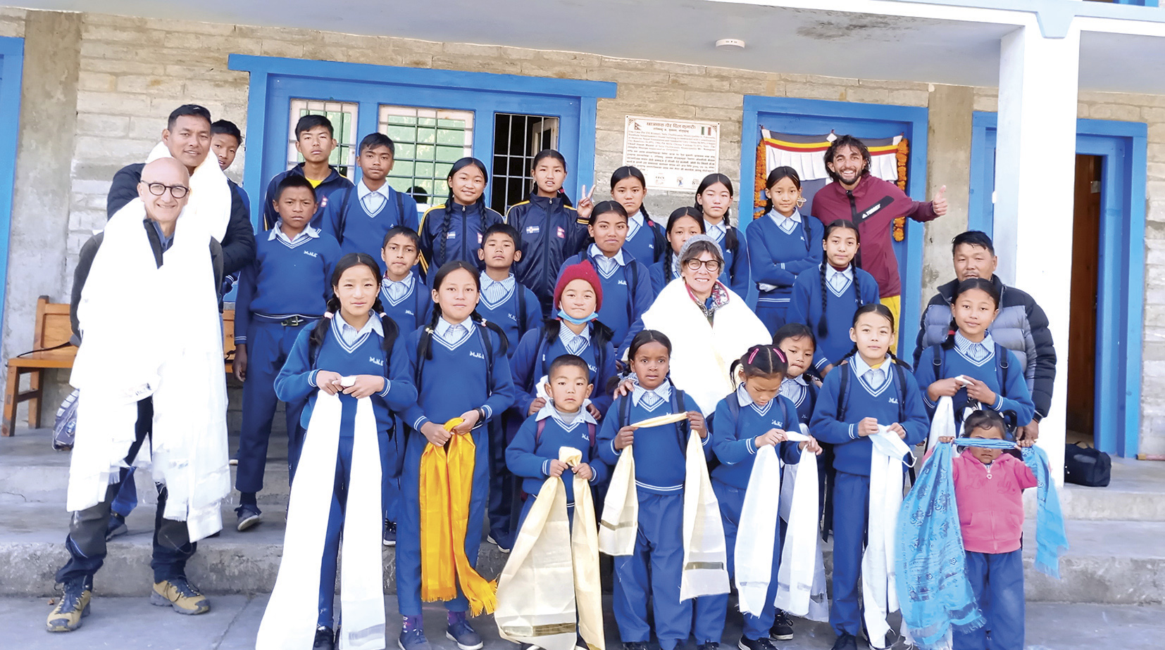 Rosanna Balangero, Paolo Craveri e Bernard Dematteis con i bambini nepalesi