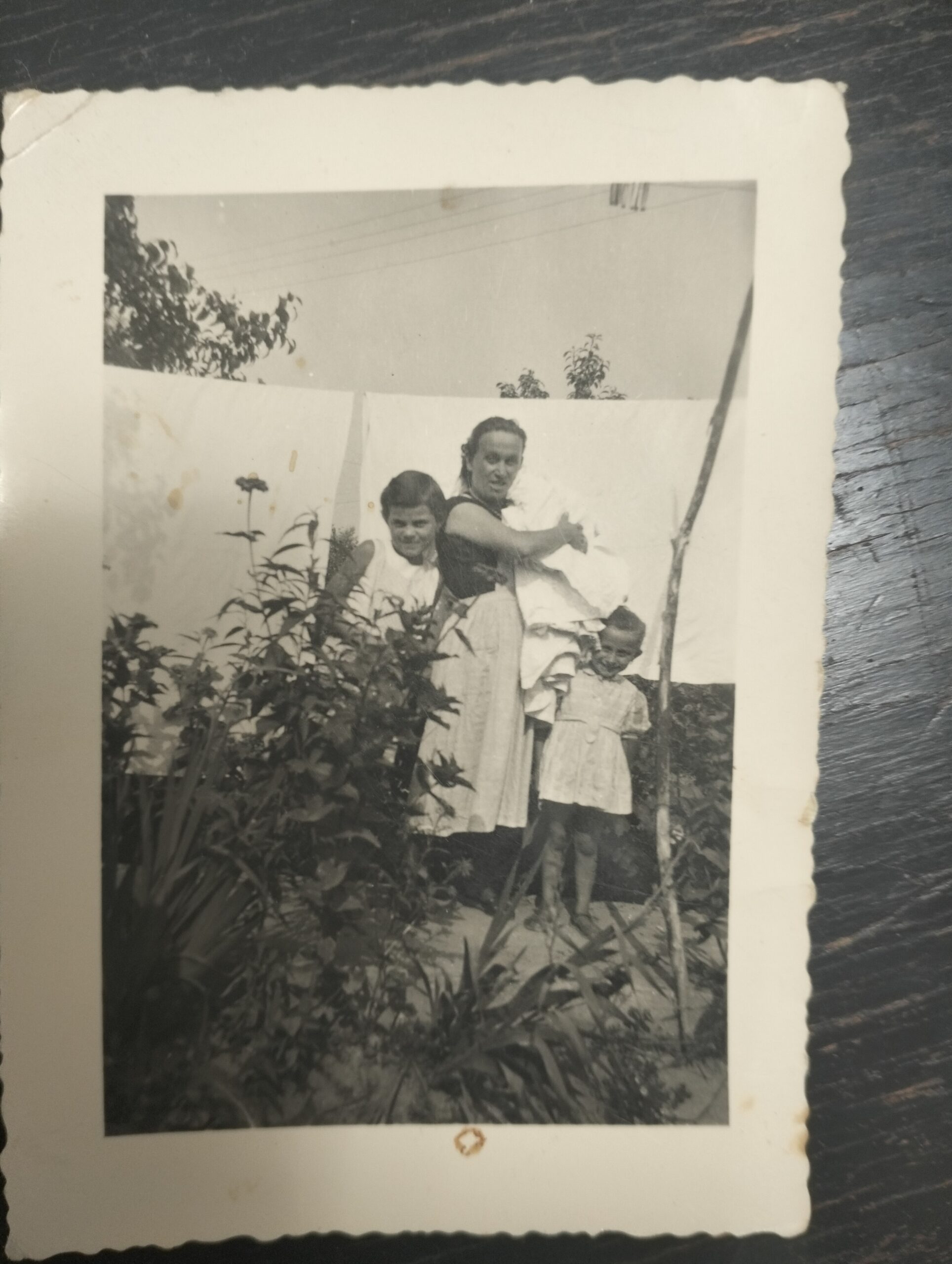La mamma di Adelmo Petacchi con le figlie Lucia e Emma