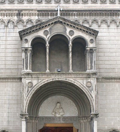 Il tempietto che avrebbe dovuto ospitare le tre statue e sottostante il busto del Sacro Cuore