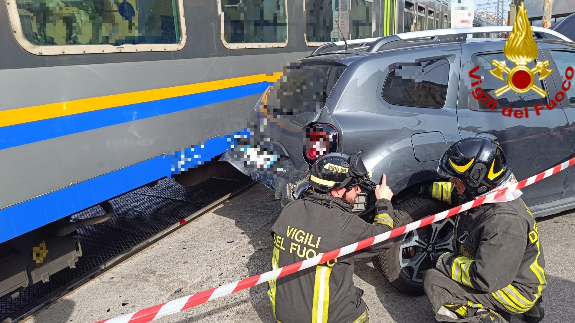 Auto bloccata nel passaggio a livello a Savigliano
