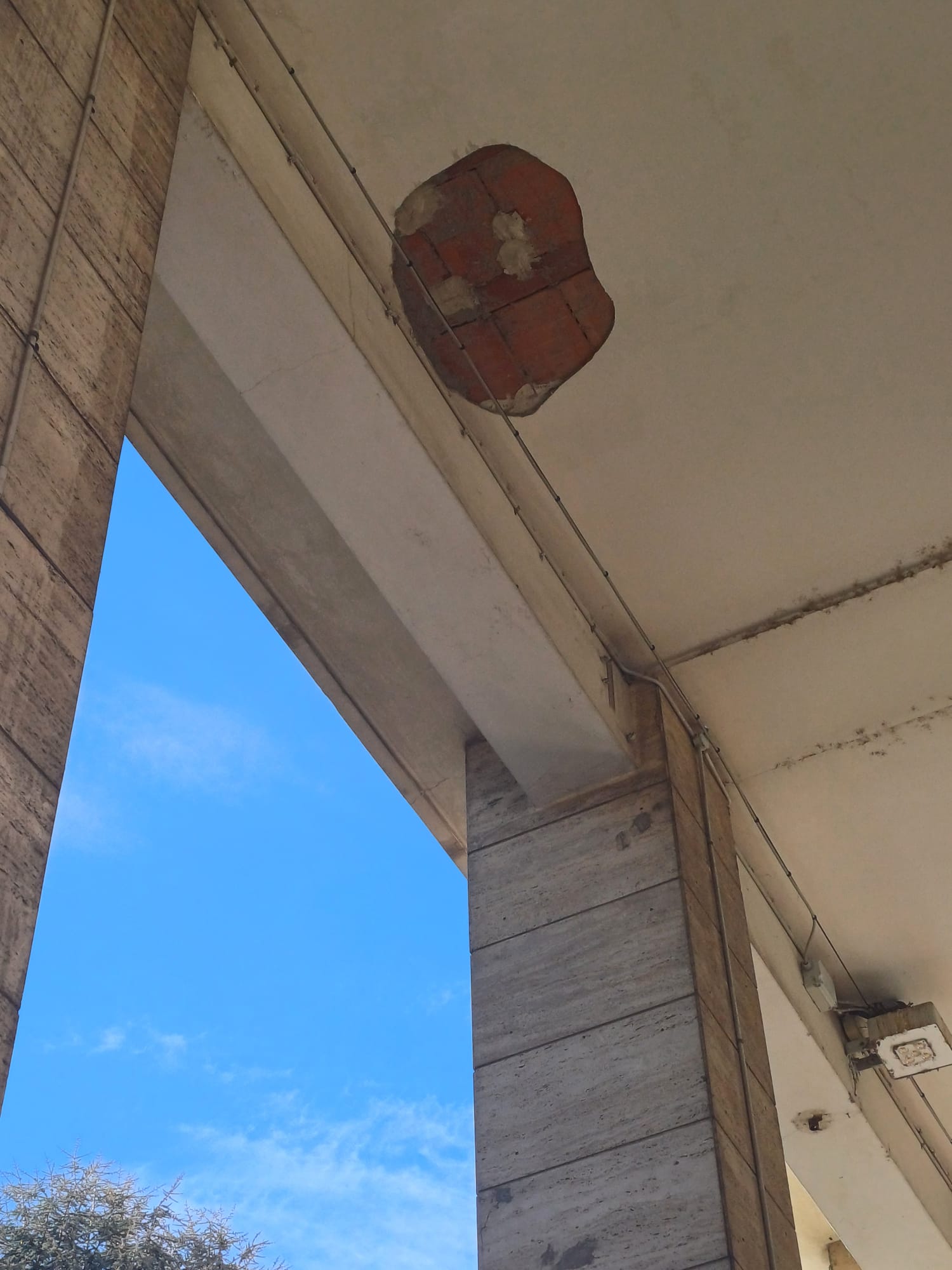 Intonaco crollato sotto i portici in piazza Europa