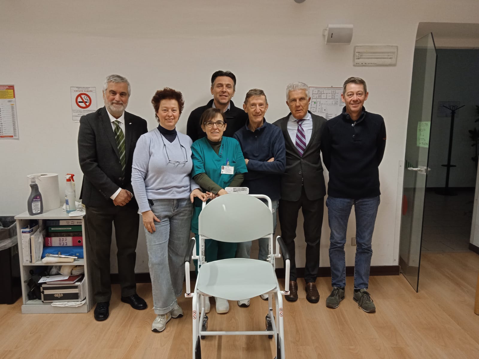 Donazione sedia pesa persone alla casa di riposo di Carrù