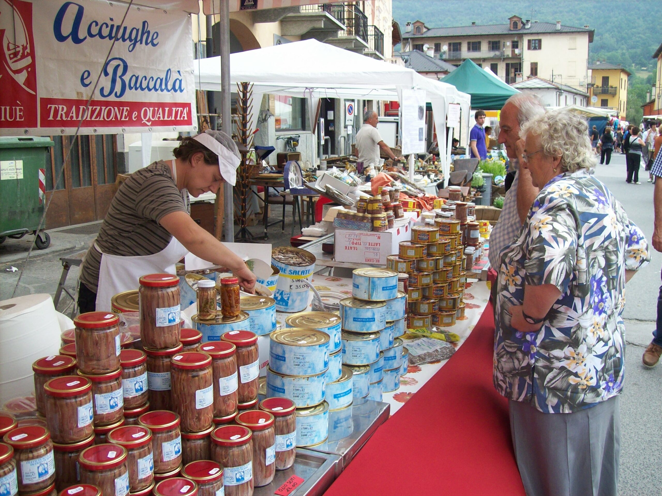 Bancarelle Fiera degli acciugai in piazza Martiri a Dronero