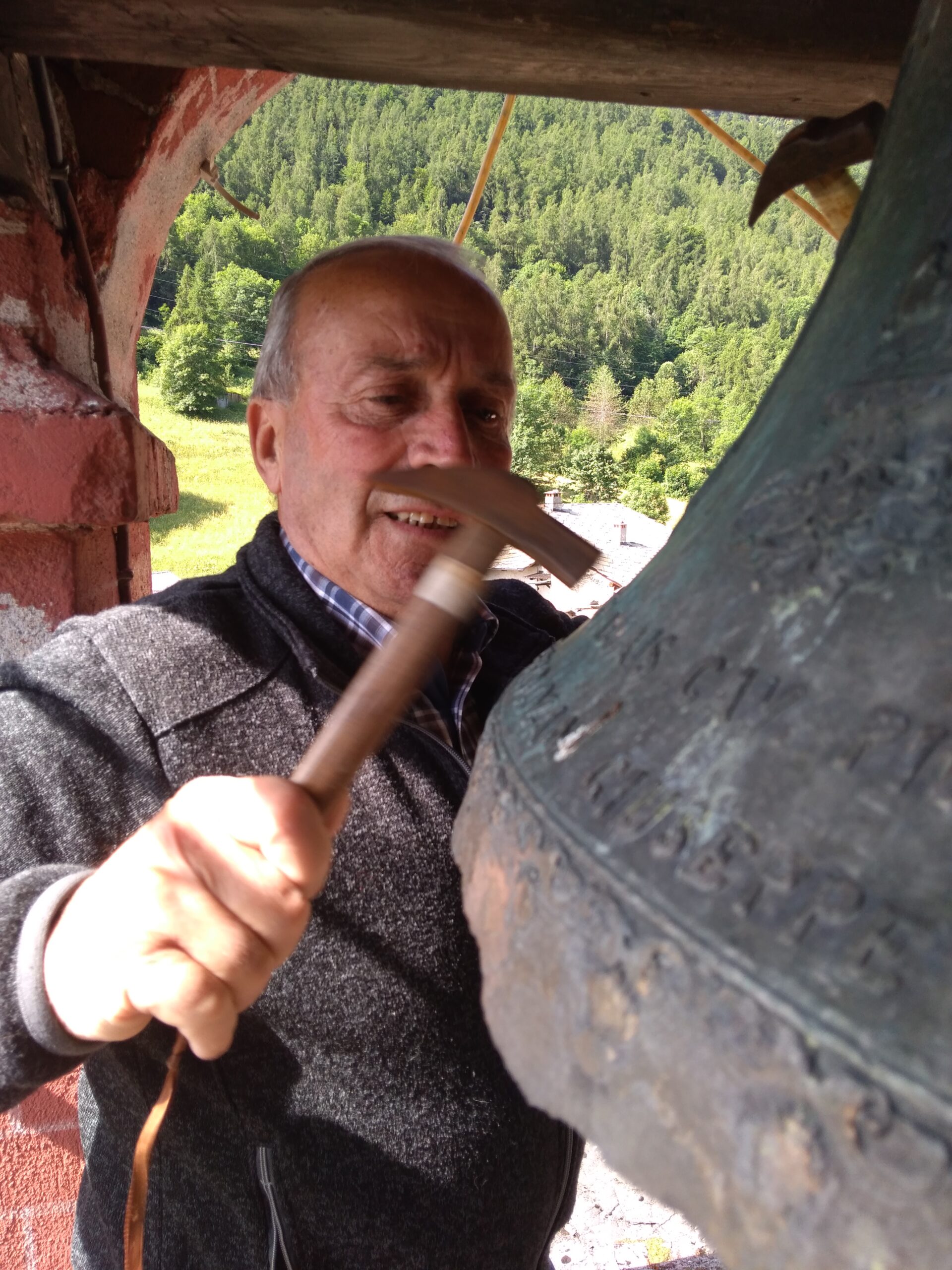 Franco Marchetto suona la campana