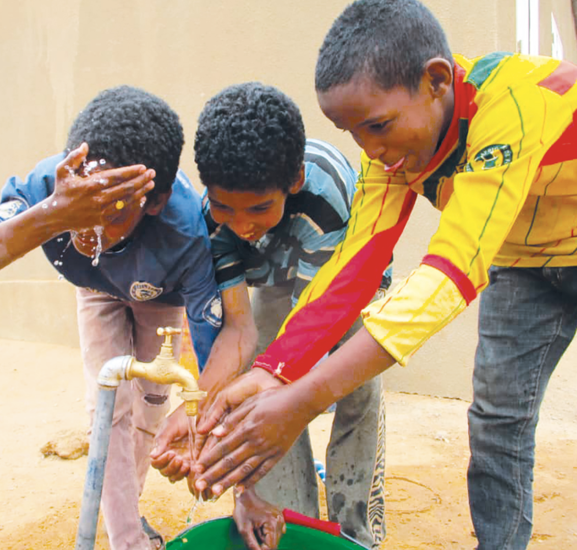 Bambini africani con acqua