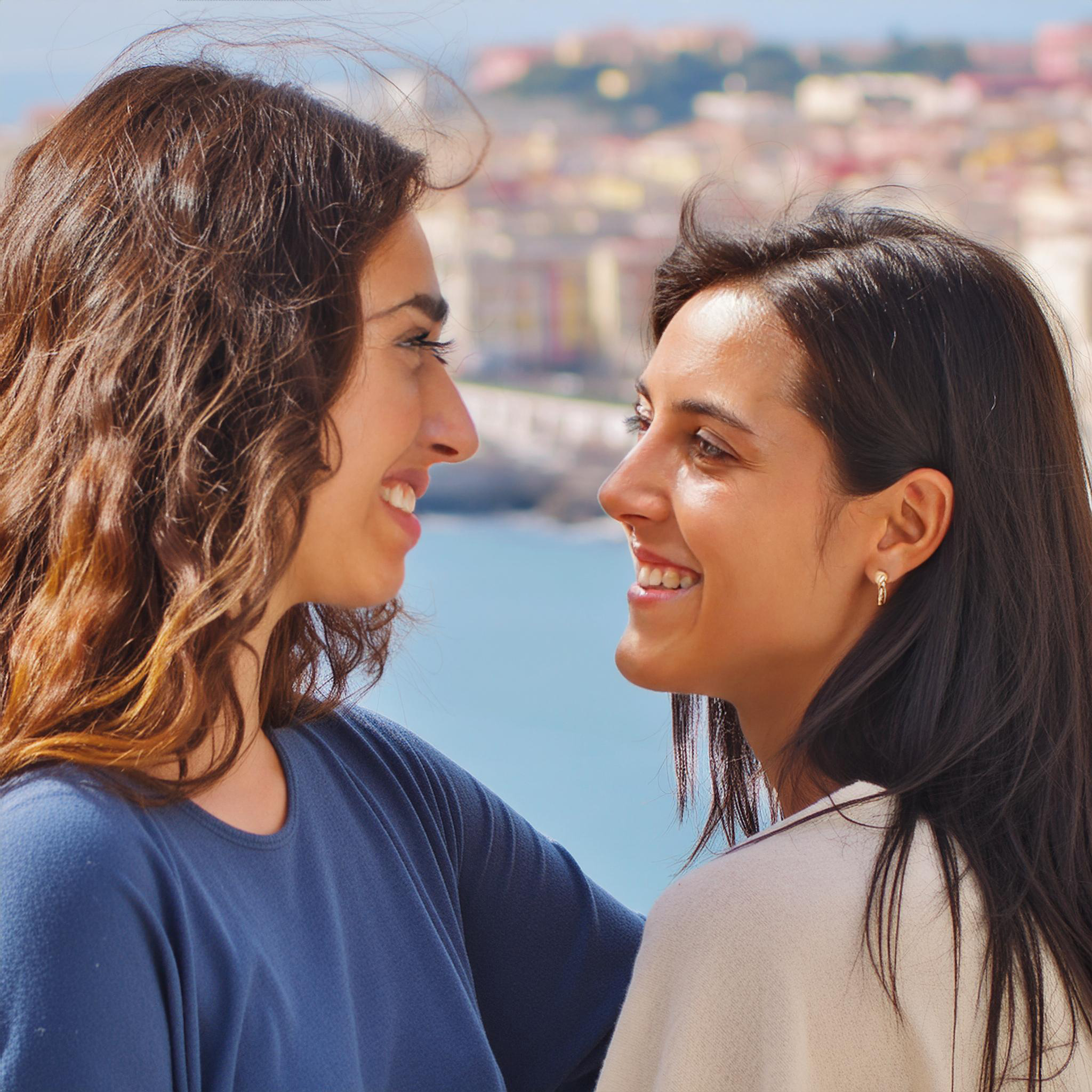 due donne che si guardano