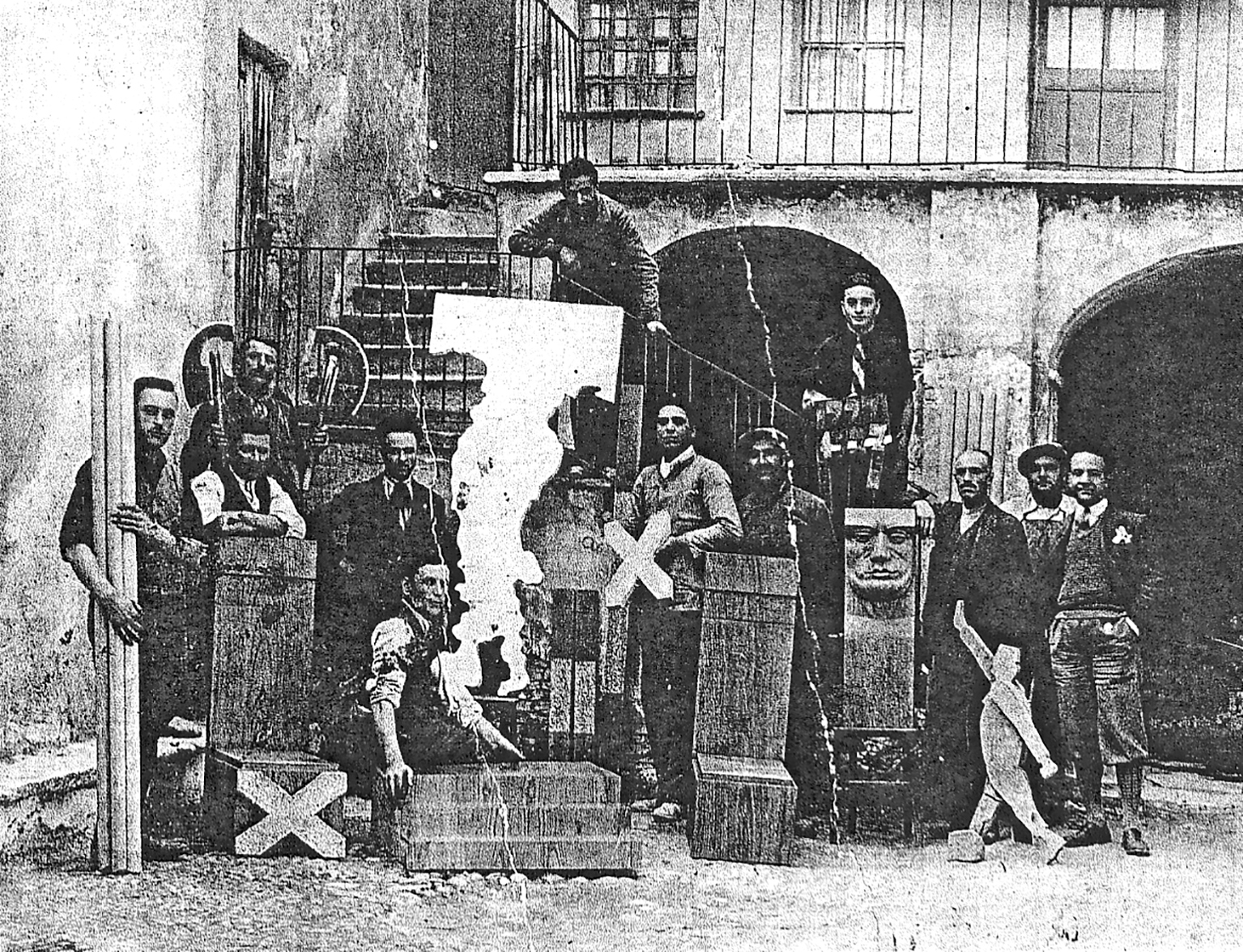 Anni Trenta - allestimento artigianale per festa fascista in piazza