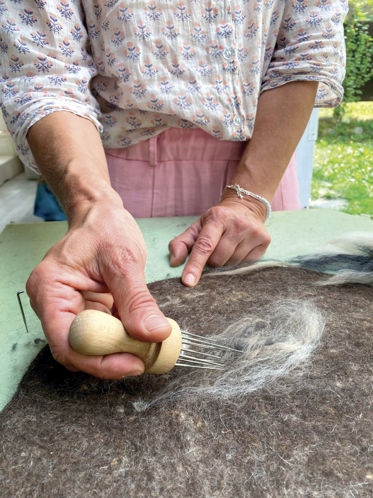Le mani di Romina Dogliani che lavorano il feltro
