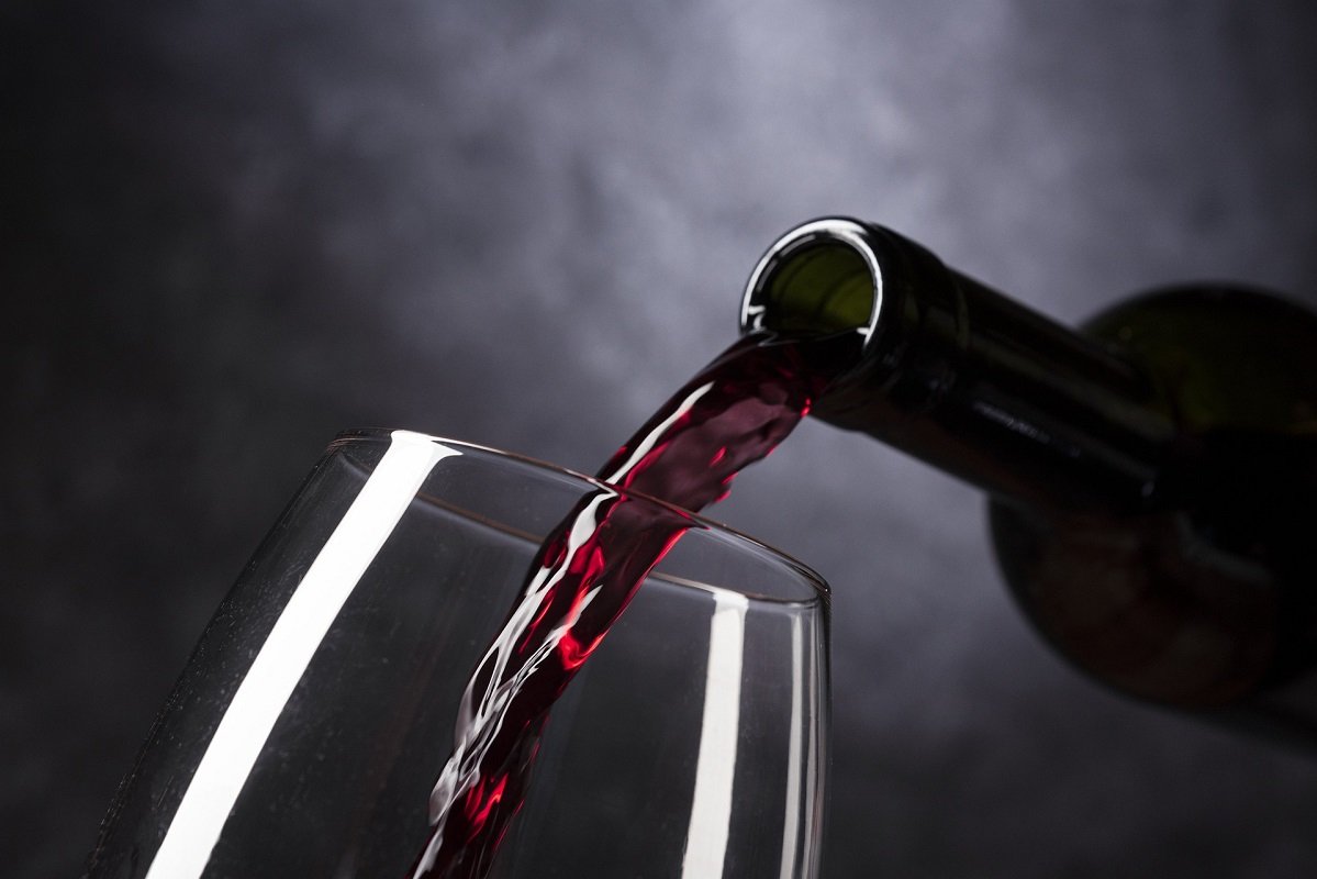Bottiglia e bicchiere di vino