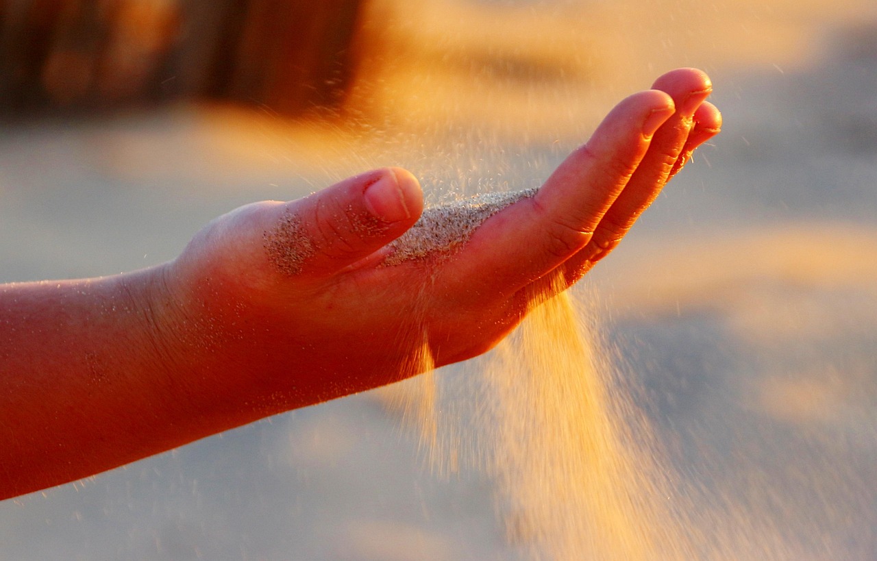 mano con sabbia (foto Pixabay)