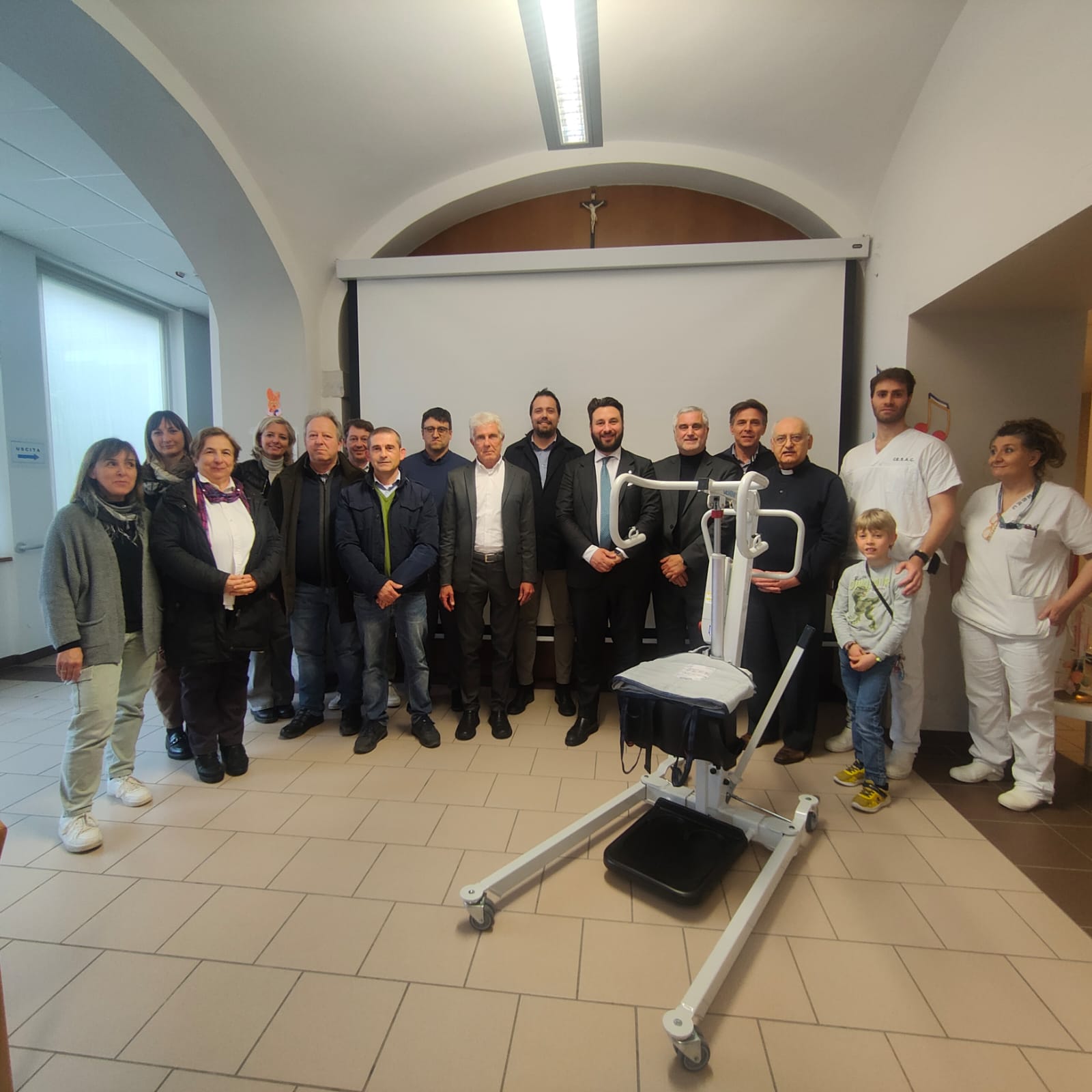 sollevatore alla casa di riposo di Carrù donato dall'associazione Fai entrare il sole nelle case di riposo