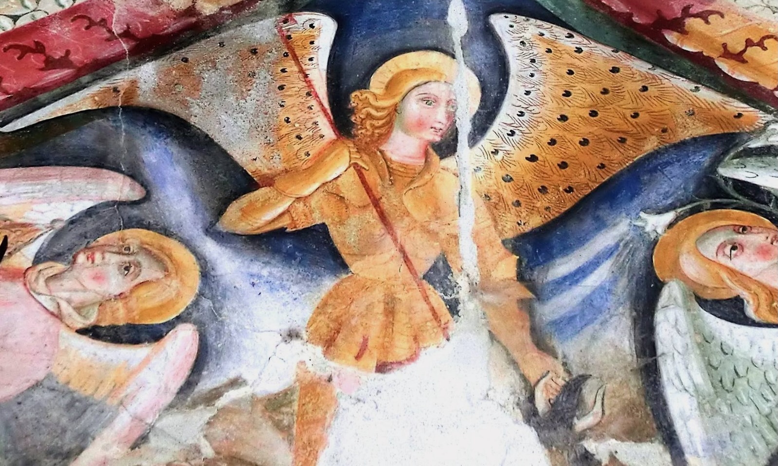 3 - San Michele (ali di piume di pavone); Affresco (Particolare); Anonimo; XIV secolo; Cappella della Crocetta; Rocca de’Baldi.