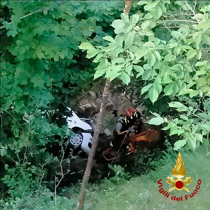 auto nel dirupo in valle grana
