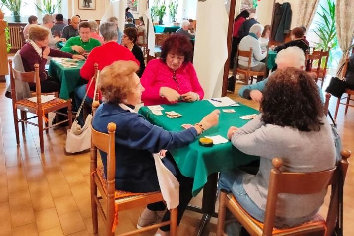 Pensionati gioco carte 2024