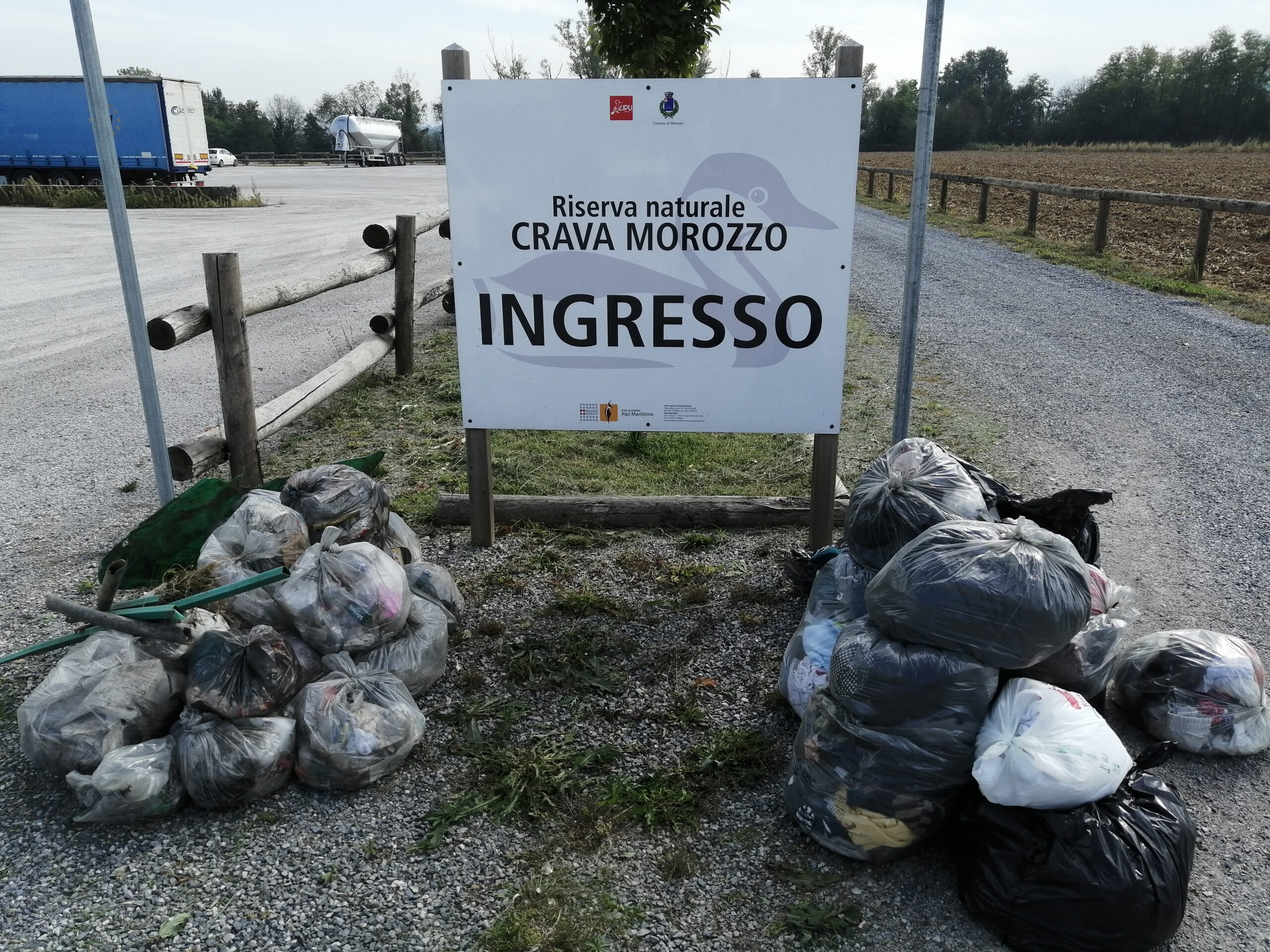 Morozzo - Sacchi di rifiuti raccolti in paese
