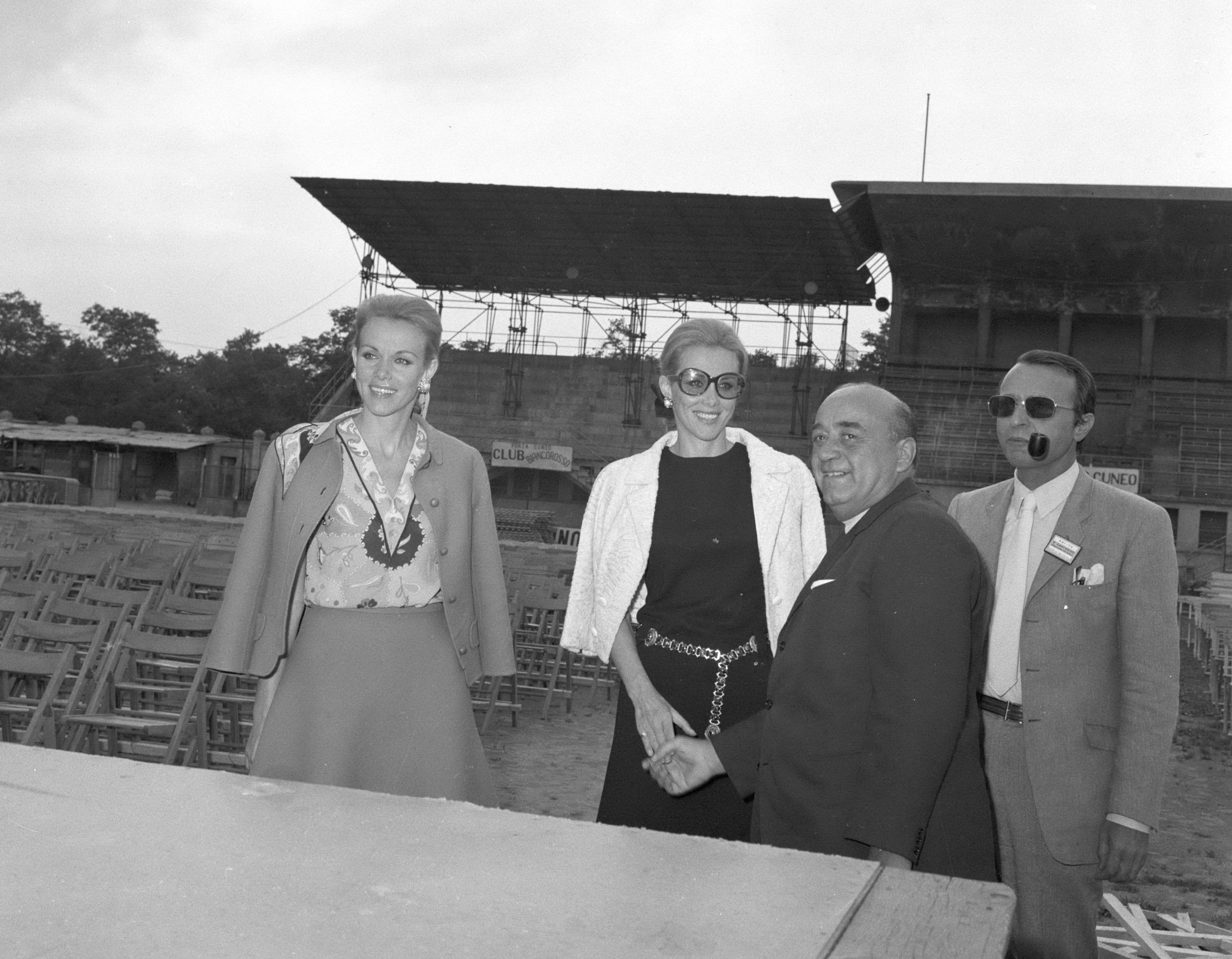 Le gemelle Kessler a Cuneo nel 1969, in occasione del Cantagiro (foto Archivio Bedino)