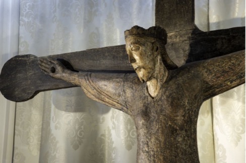 il Cristo regale di Tancrémont (Belgio), conosciuto con il nome del Vieux Bon Dieu (IX sec.).