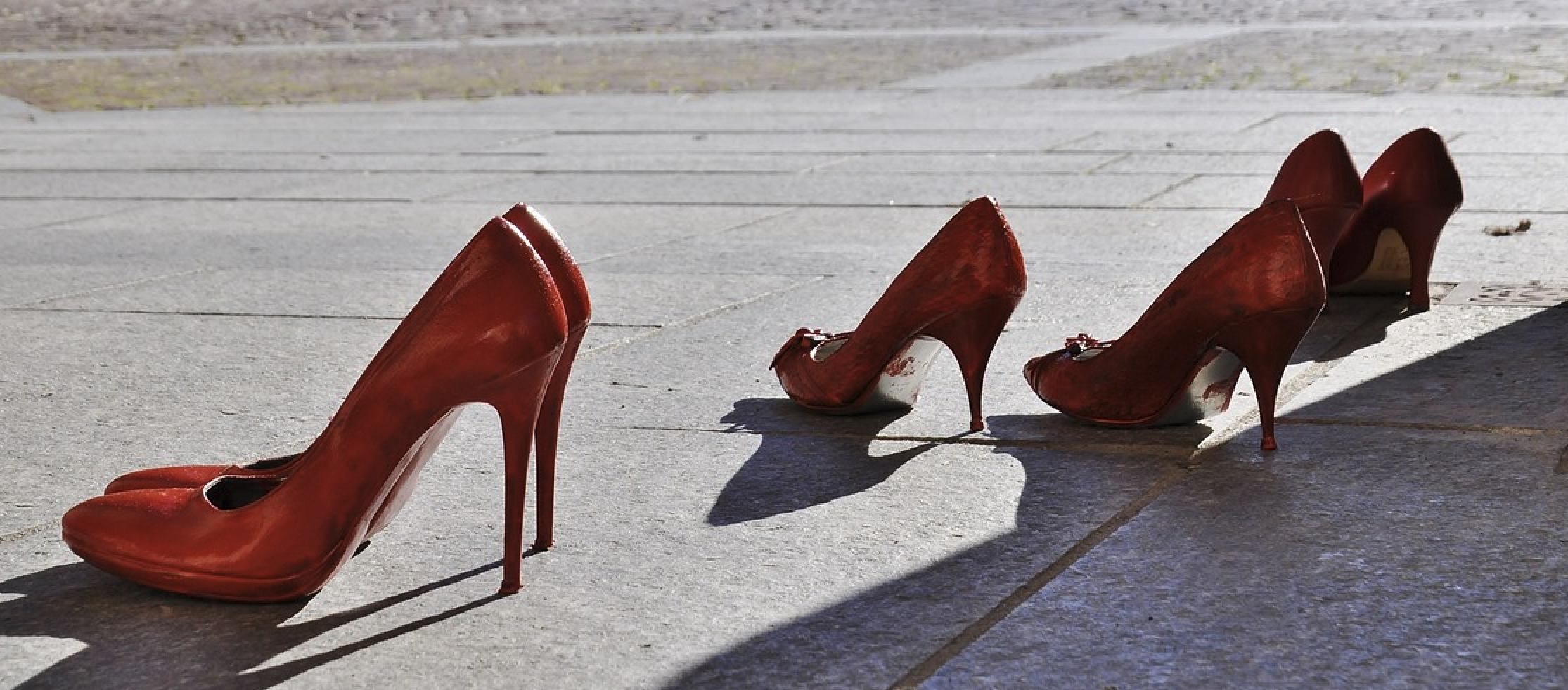 scarpe rosse contro la violenza sulle donne
