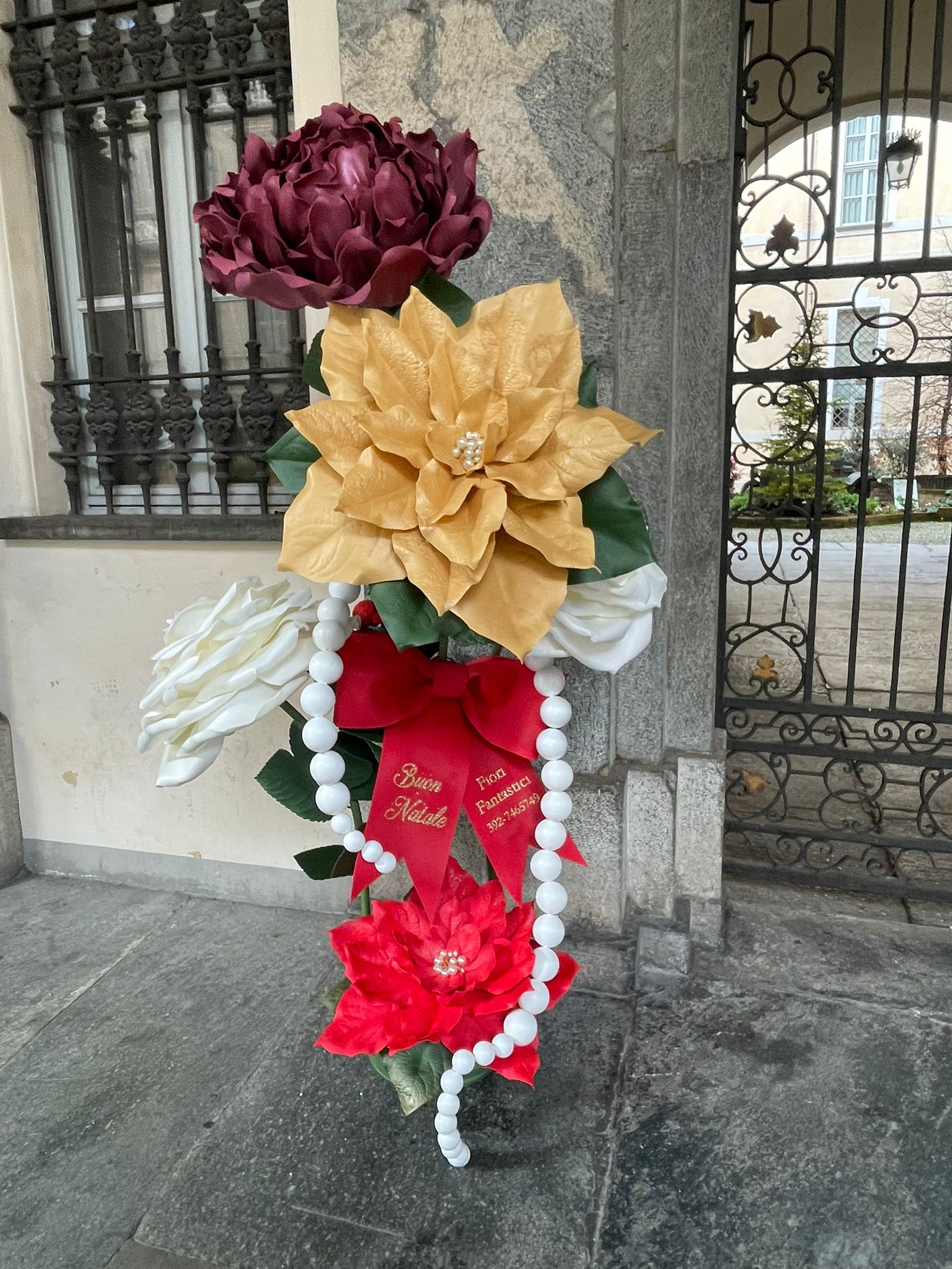 Fiori per Natale al Municipio di Cuneo
