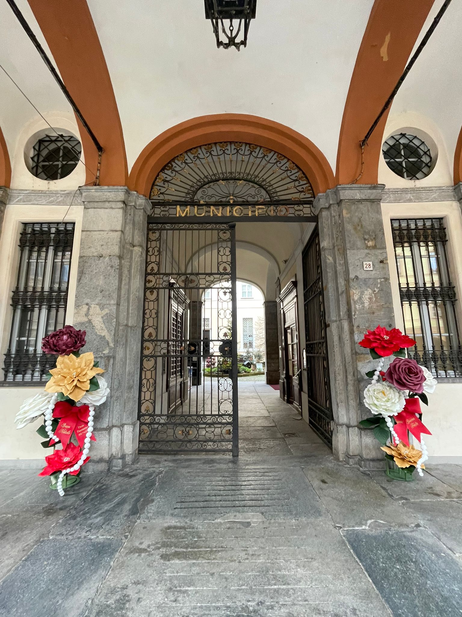 Fiori per Natale al Municipio di Cuneo
