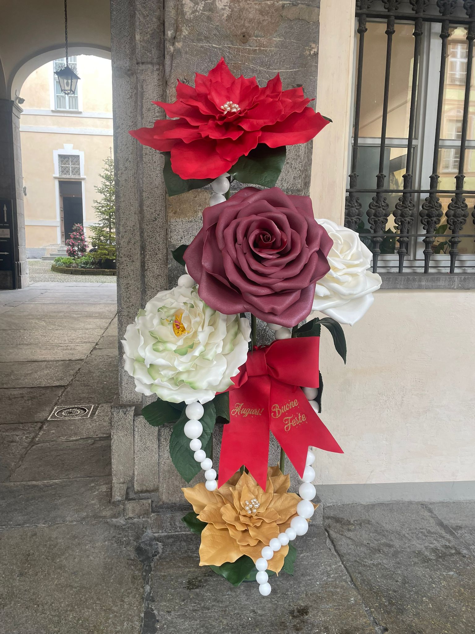 Fiori per Natale al Municipio di Cuneo